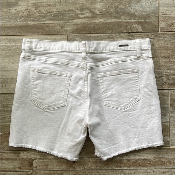 Carve Designs White Distressed Jean Shorts Cut-Off Style - Picture 4 of 9